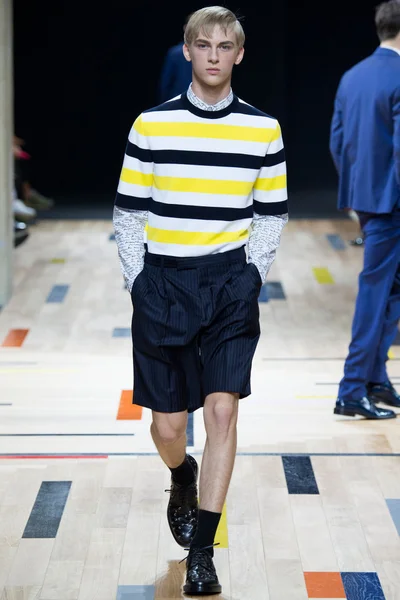 Look 18